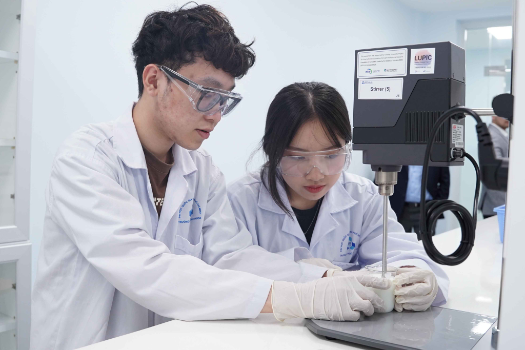 Nghiên cứu khoa học tại Phòng thí nghiệm Kỹ thuật Mỹ phẩm